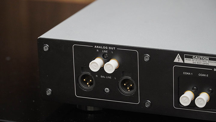 ngõ ra analog đầu giải mã luxman da06